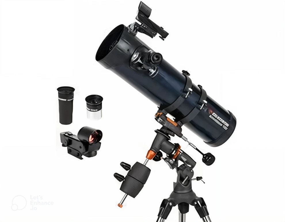 Telescopio Celestron AstroMaster 130 EQ montado sobre trípode, acompañado de dos oculares y un buscador de punto rojo, ideal para observación astronómica de la luna, planetas, nebulosas y otros objetos celestes.