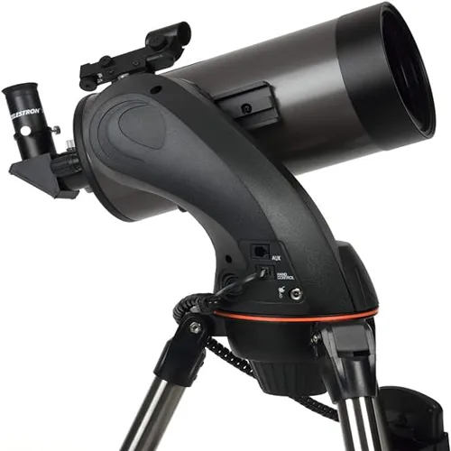 Vista lateral del Telescopio Celestron NexStar 127SLT, mostrando el buscador de puntos rojos y la montura computarizada para seguimiento de objetos celestes.