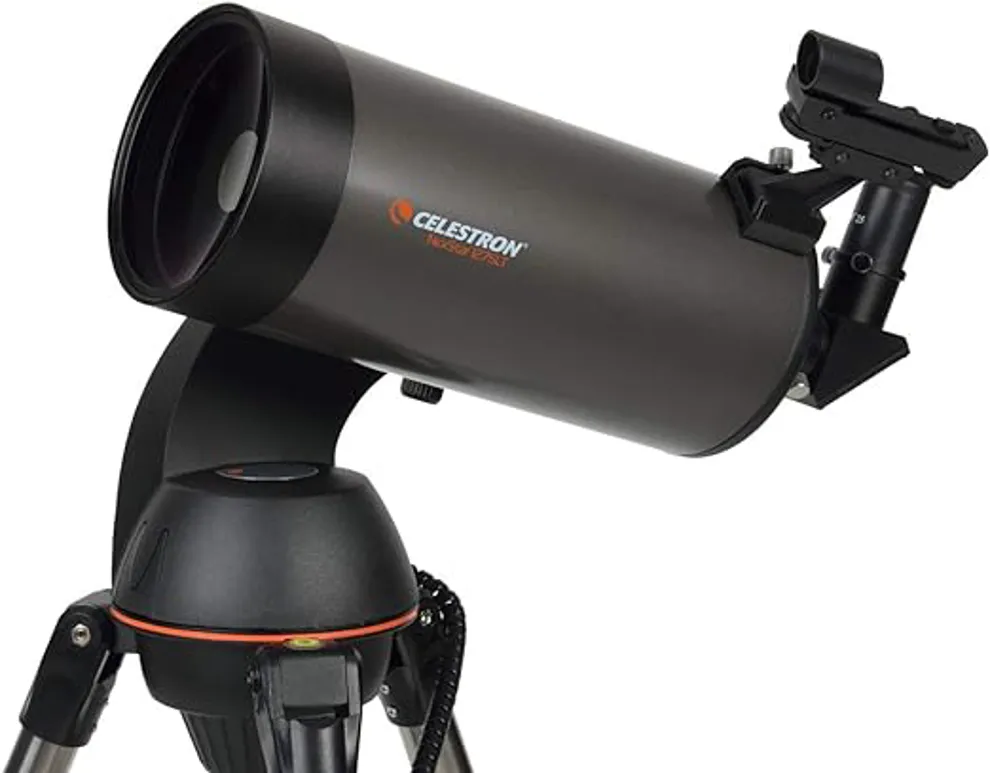 Telescopio Celestron NexStar 127SLT montado en su trípode, mostrando su diseño compacto y moderno, ideal para la observación astronómica.