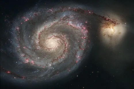 Imagen de la galaxia espiral M51, conocida como la Galaxia del Remolino, capturada con telescopio, ideal para observación astronómica y estudios del espacio profundo