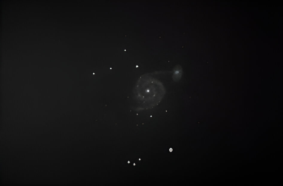 Vista telescópica de la galaxia espiral M51 (Galaxia del Remolino) con telescopio de aficionado, simulación de observación directa de cuerpos celestes